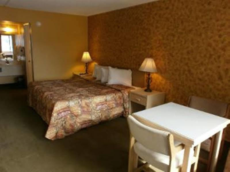 Howard Johnson Missoula Motel Room photo